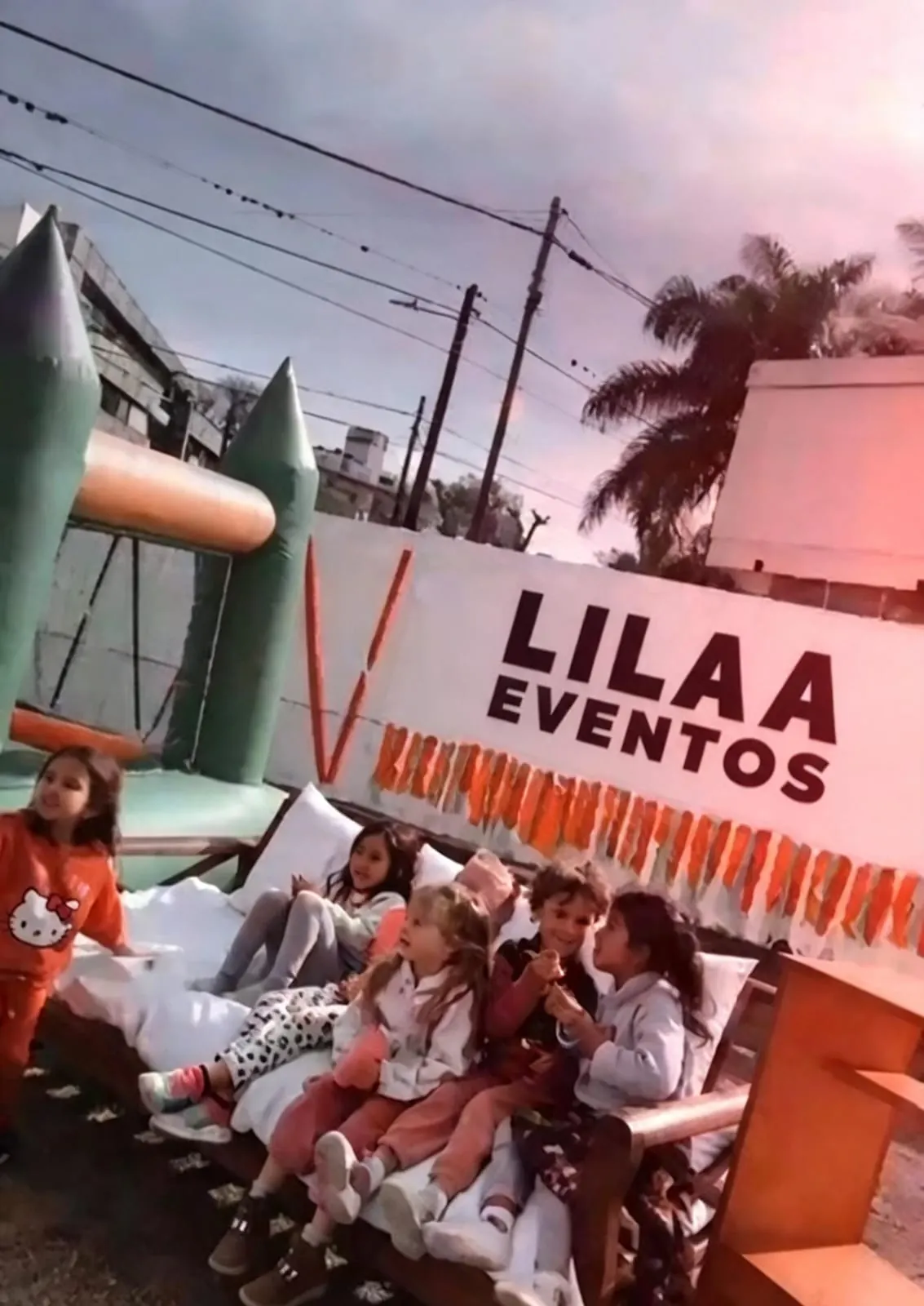 Pijamada en el parque frente al mural de Lilaa Eventos