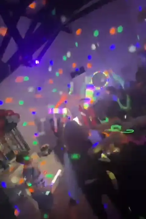 Pista de baile con luces de colores